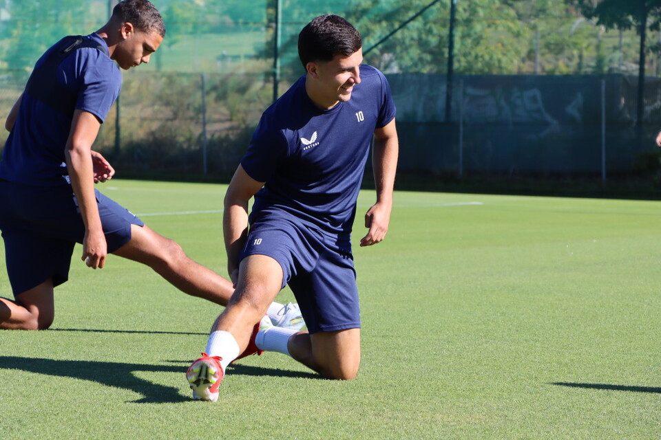 Albie Morgan and Miles Leaburn stretch