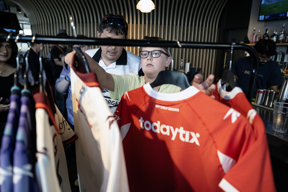 Fans and shirts at women's season preview event