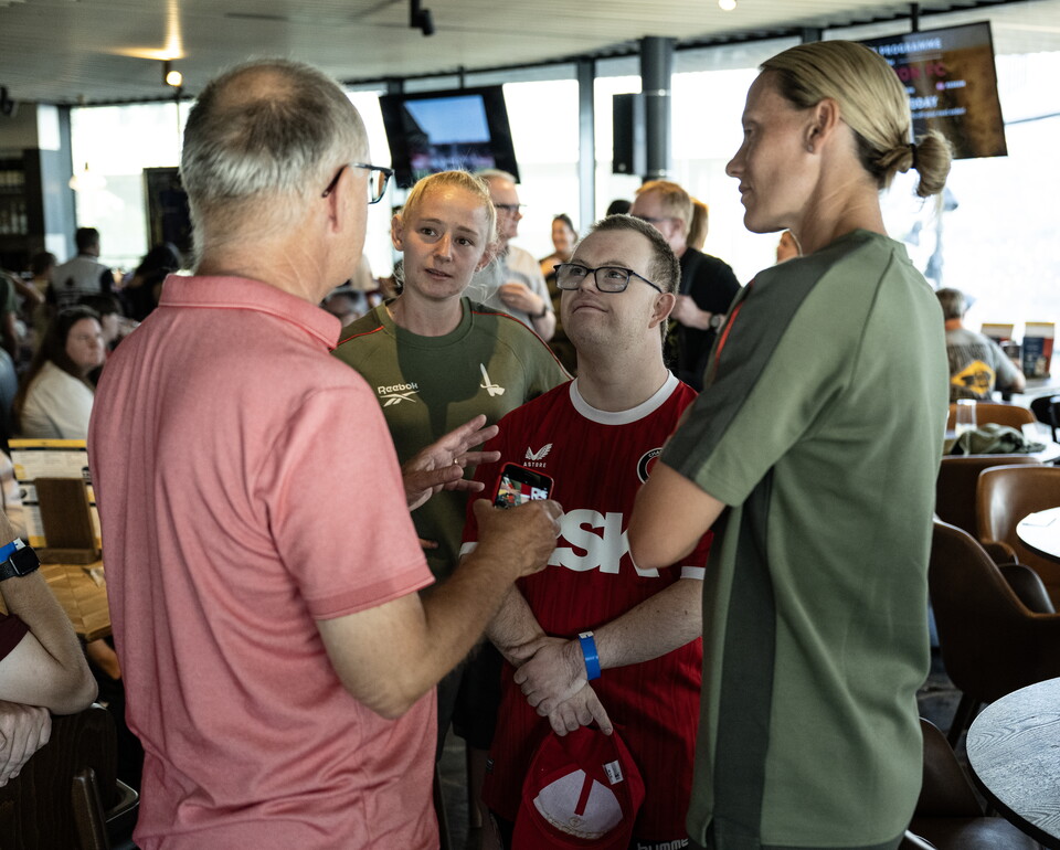 Players interact with fans at season preview event