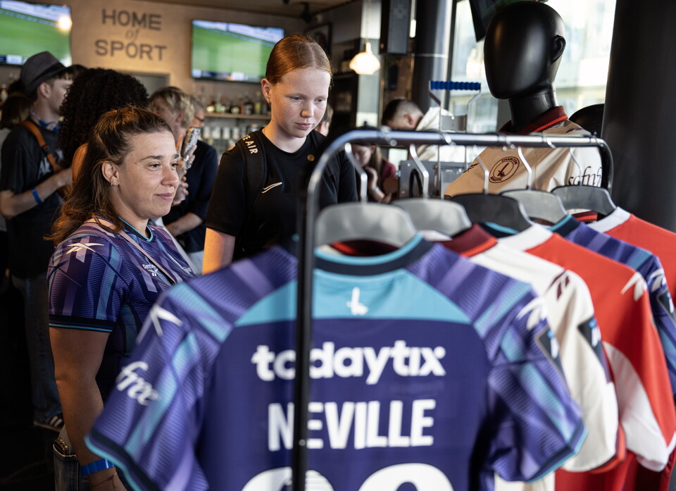 Fans and shirts at women's season preview event