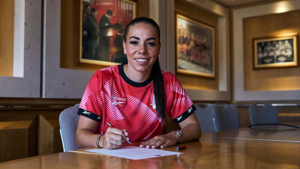 Ellie Mason signing