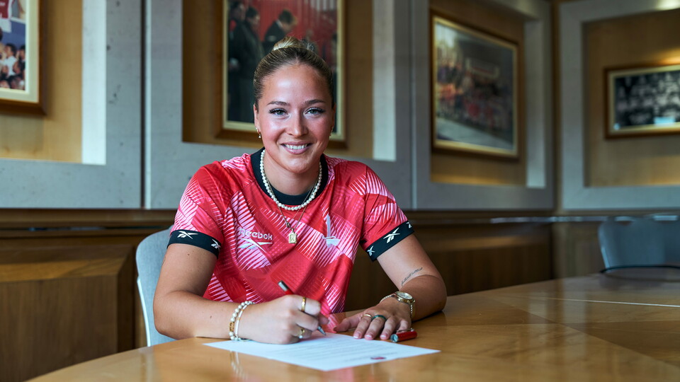 Anna Pederson signs new contract