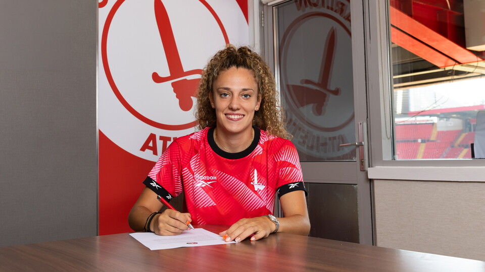 Paula Partido Signing