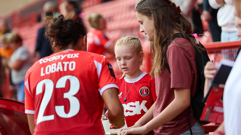 Lucia Lobato and fans