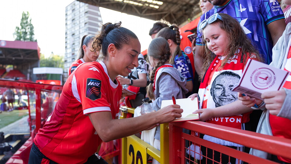 Lucia Lobato and fans