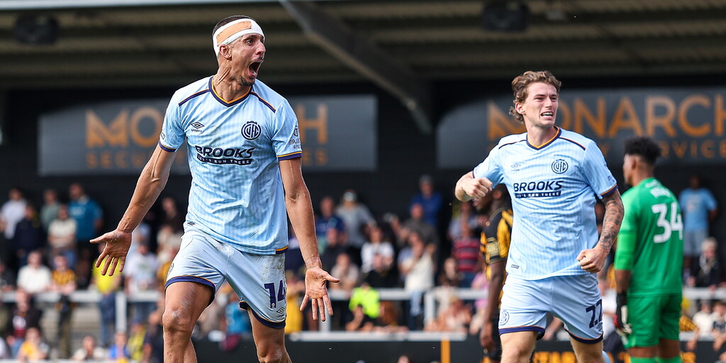 Ahadme impulsa a Cambridge United con dos goles